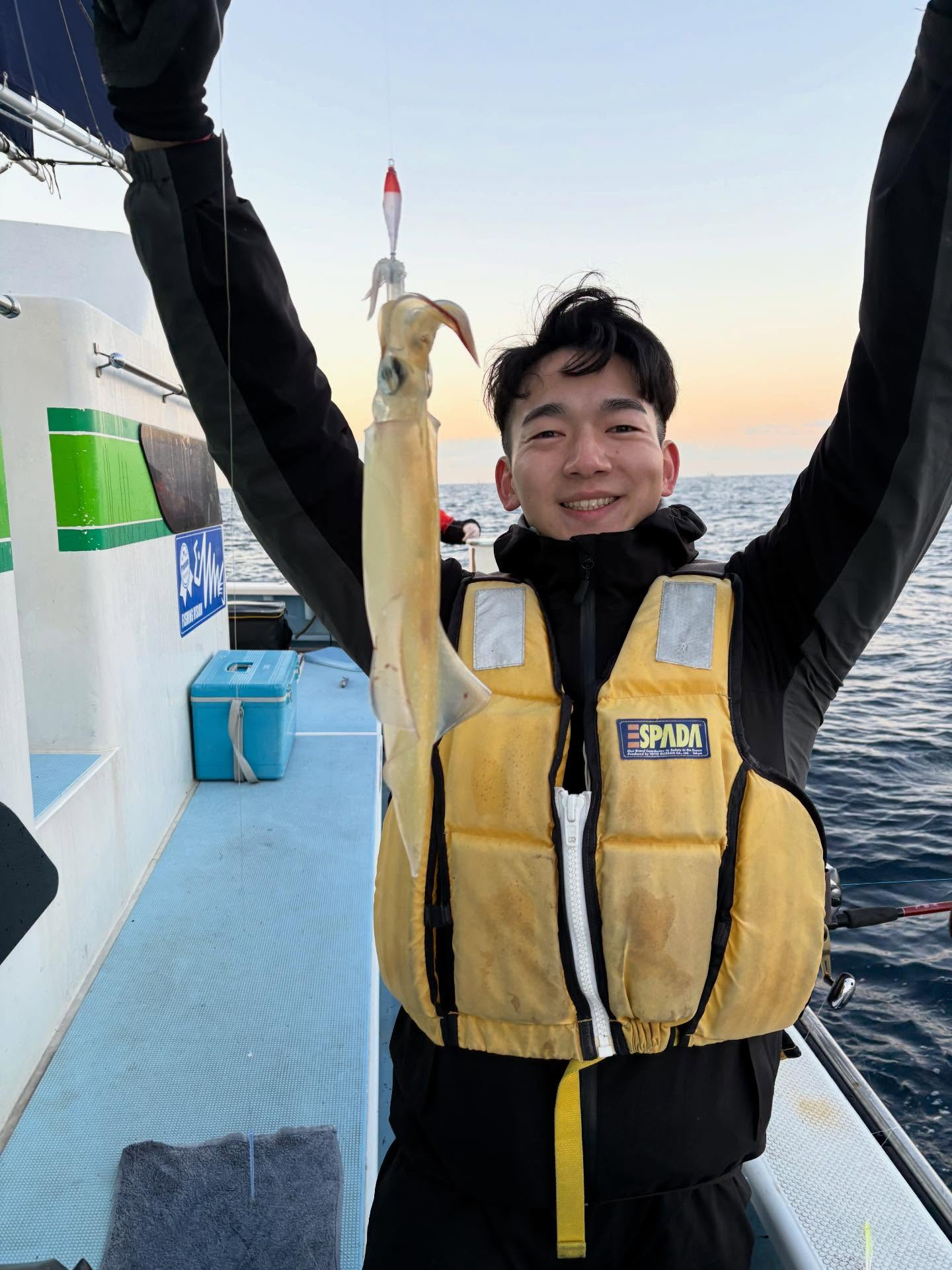 ヤリイカ船とマダイ五目船で出船してます