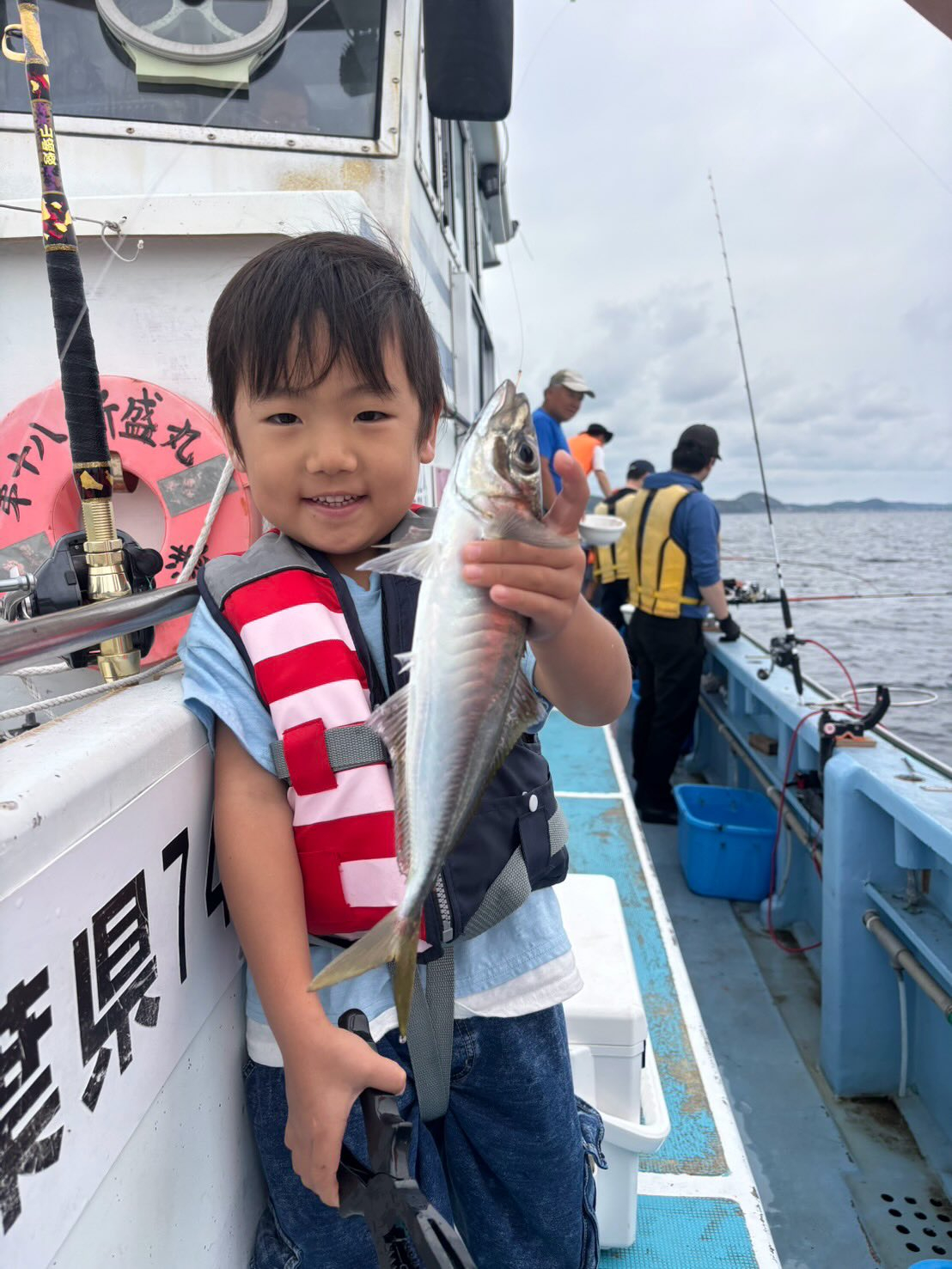 キハダマグロ船とファミリーアジ船
