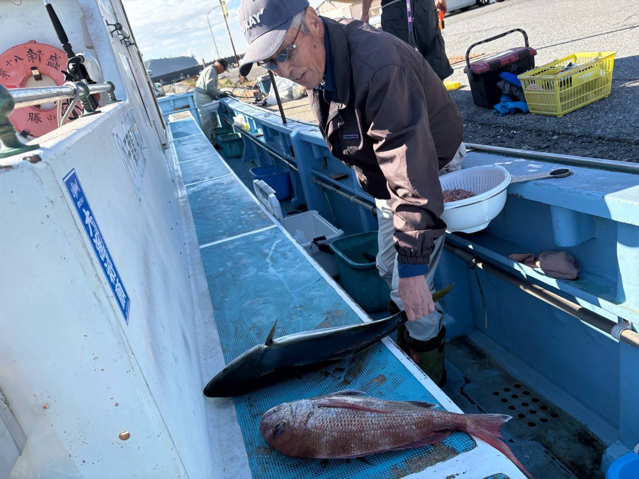 ワラサ船とキハダマグロ船